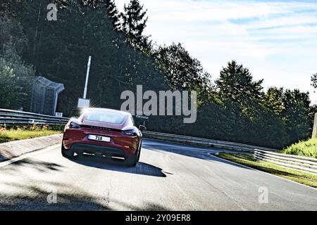 Vue du point de vue du pilote de course sur la voiture de sport Porsche Cayman conduite sur la piste de course de Nuerburgring historique Nordschleife Green Hell international Banque D'Images