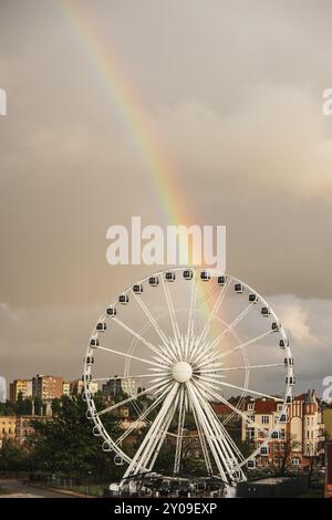 Grande roue avec arc-en-ciel près de la salle Philharmonique à Gdansk, Pologne, Europe Banque D'Images