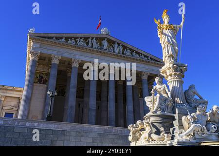 Fontaine de Pallas-Athena, la déesse de la sagesse, tenant une lance dans sa main gauche, la déesse de la victoire Nike dans sa main droite, derrière elle la construction Banque D'Images