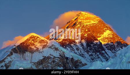 Mont Everest depuis Kala Patthar, coucher de soleil du soir vue colorée avec petit nuage au sommet, vallée de Khumbu, Solukhumbu, parc national de Sagarmatha, Népal H. Banque D'Images