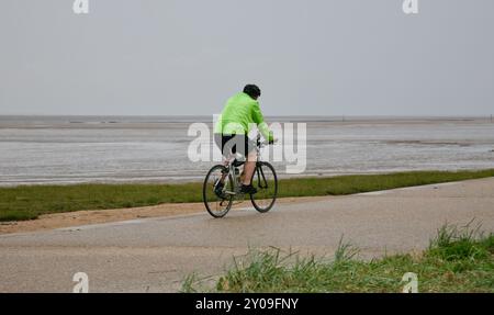 Un cycliste sur le front de mer Banque D'Images