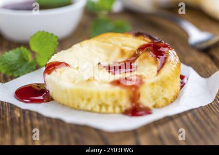 Gâteau au fromage avec berry Sacue sur un arrière-plan vintage comme détaillé close-up shot (selective focus) Banque D'Images