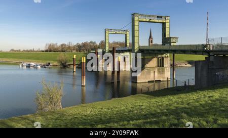 Duisbourg, Rhénanie du Nord-Westphalie, Allemagne, 27 mars 2017 : pont levant avec la Johanneskirche (église) de Walsum en arrière-plan, Europe Banque D'Images