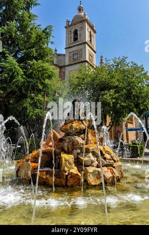 Belle fontaine allégorique à l'eau et à la terre dans la ville de Don Benito, sculptures urbaines en Espagne Banque D'Images