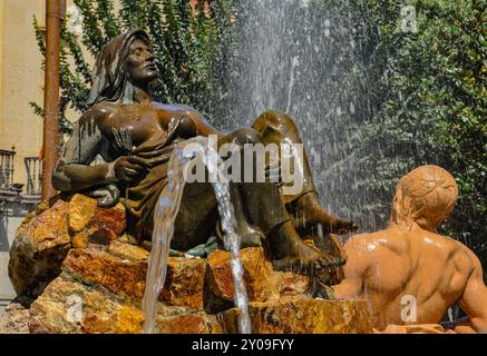 Belle fontaine allégorique à l'eau et à la terre dans la ville de Don Benito, sculptures urbaines en Espagne Banque D'Images