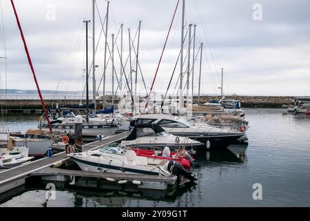 Bateaux et yachts amarrés dans la marina, Oeiras, Portugal Banque D'Images