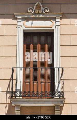 Maisons avec fenêtres traditionnelles protégées par des grilles en fer forgé à Don Benito Banque D'Images