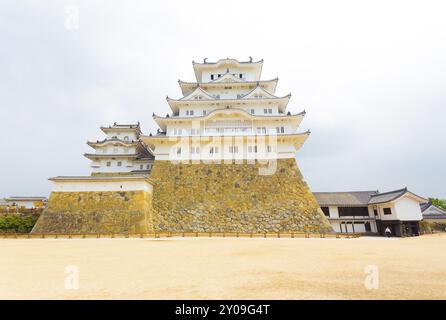 Grande cour intérieure de donjon sur le terrain du château de Himeji-JO un jour couvert à Himeji, au Japon, après les rénovations du début de 2015. Centré h Banque D'Images