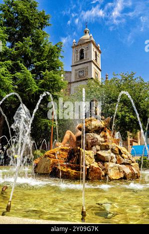 Belle fontaine allégorique à l'eau et à la terre dans la ville de Don Benito, sculptures urbaines en Espagne Banque D'Images