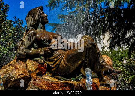 Belle fontaine allégorique à l'eau et à la terre dans la ville de Don Benito, sculptures urbaines en Espagne Banque D'Images