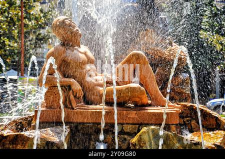 Belle fontaine allégorique à l'eau et à la terre dans la ville de Don Benito, sculptures urbaines en Espagne Banque D'Images