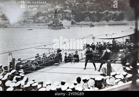 'Le taureau sauvage de la Pampas', le boxeur poids lourd argentin Luis Ángel Firpo qui bat sur le HMS Benbow dans le port de Villefranche, en France, en février 1925. Banque D'Images