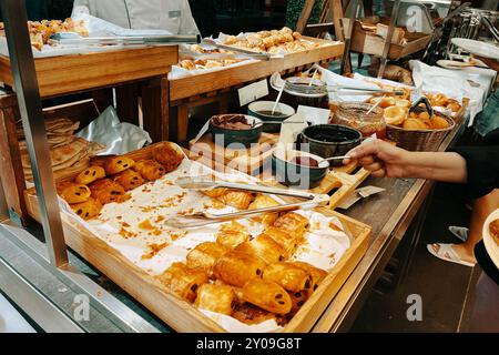 Buffet et beaucoup de nourriture dans l'hôtel Banque D'Images