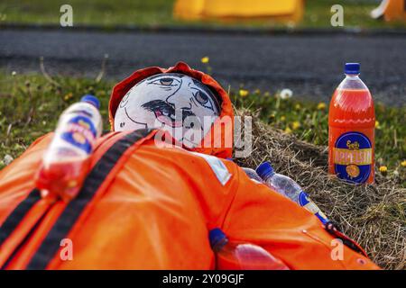 DJUPIVOGUR, ISLANDE, 21 JUIN : mannequin homme gît sur l'herbe couverte de bouteilles de jus d'orange le 21 juin 2013 à Djupivogur, Islande, Europe Banque D'Images