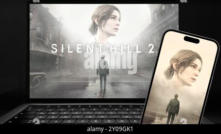 Istanbul, Turquie - 1 Sep 2024 : Silent Hill 2 jeu visuel sur un smartphone et l'écran d'un ordinateur portable Banque D'Images