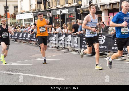 Londres, Royaume-Uni, 1er septembre 2024 : coureur atteignant les 100 derniers mètres du Big Half London Marathon 2024 organisé par le London Marathon. Le parcours de 13,1 km sillonne Londres, du Tower Bridge à l'emblématique Cutty Sark à Londres Greenwich Angleterre. Crédit : Glosszoom/Alamy Live News Banque D'Images