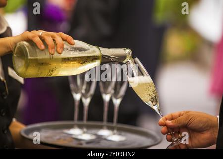 Verre de champagne en cours de remplissage Banque D'Images