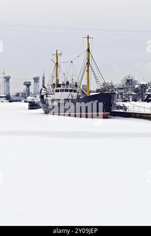 Chalutier de pêche moyen, lié avec de la glace. Quai de Pierre le Grand, Kaliningrad (jusqu'en 1946 Koenigsberg), Russie, Europe Banque D'Images