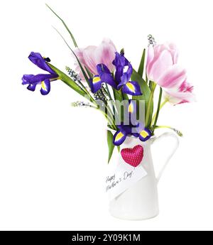 Bouquet de tulipes roses, iris violets et muscari dans le pot sur fond blanc Banque D'Images