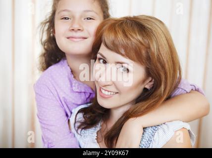 Portrait de mère heureuse et de sa petite fille à la fête des mères Banque D'Images