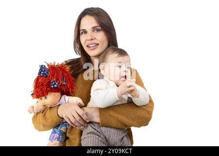 Mère et son bébé avec le jouet isolé sur fond blanc Banque D'Images