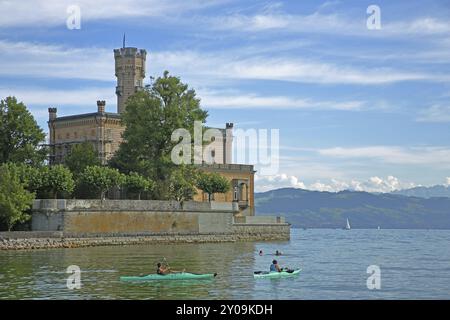 Deux kayakistes dans l'eau, kayak, lac, vue, rivage, paysage, montagnes, Château de Montfort, Langenargen, Obersee, lac de Constance, lac de Constance Ar Banque D'Images