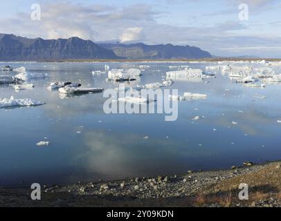 Icebergs sur le lac glaciaire Joekulsarlon en Islande Banque D'Images