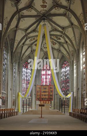 Église romane de Sainte-Marie et Saint-Marc, vue intérieure, choeur avec maître-autel et vitrail, bannière, cathédrale, Mittelzell, Reich Banque D'Images