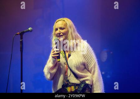 FIONA STEWART, GREEN MAN FESTIVAL, 2024 : Fiona Stewart, directrice générale et propriétaire du Green Man Festival, s'exprimant pour accueillir les festivaliers sur le Far Out Stage. Premier jour du Green Man Festival 2024 au Glanusk Park, Brecon, pays de Galles. Photo : Rob Watkins. Banque D'Images