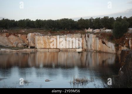 Le marbre mine les roches rouges à Estremoz Borba et Vila Vicosa, Alentejo, Portugal, Europe Banque D'Images