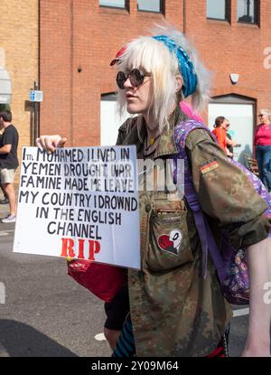 Windsor, Royaume-Uni. 1er septembre 2024. Dernier jour du week-end "améliorer la démocratie" des activités de extinction Rebellion. Marche du camping XR à la périphérie de Windsor jusqu'au château de Windsor. Crédit : Stephen Bell/Alamy Live News Banque D'Images
