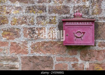 Boîte aux lettres sur un mur de grès rouge, Rhénanie-Palatinat, Allemagne, Europe Banque D'Images