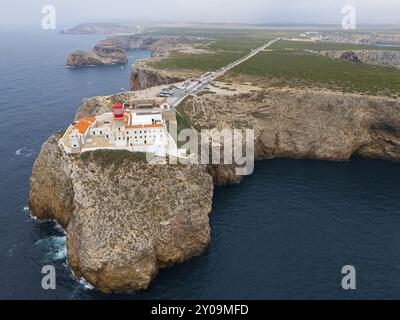 Un phare isolé et plusieurs bâtiments se dressent sur une falaise, avec une vue large sur l'océan et les environs, vue aérienne, phare, Cabo de S. Banque D'Images