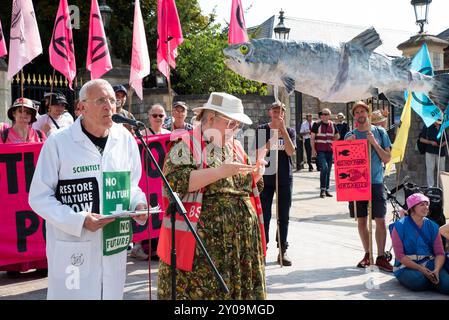 Windsor, Royaume-Uni. 1er septembre 2024. Dernier jour du week-end "améliorer la démocratie" des activités de extinction Rebellion. Marche du camping XR à la périphérie de Windsor jusqu'au château de Windsor. Crédit : Stephen Bell/Alamy Live News Banque D'Images