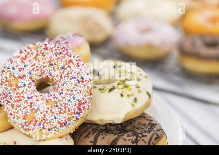 Portion de certains Donuts en gros plan détaillé (fraîche, mise au point sélective) Banque D'Images