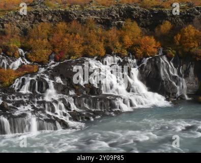 De Wikipedia : les Hraunfossar sont des cascades de la rivière Hvita près des villes de Husafell et Reykholt dans l'ouest de l'Islande. Sur une longueur de approx. Banque D'Images