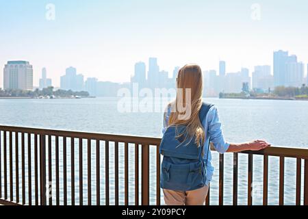 Touriste avec sac à dos et panorama de Sharjah et lac artificiel, Sharjah, Émirats arabes unis Banque D'Images