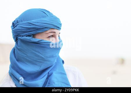 Portrait de femme arabe magnifique visage posant sur fond coucher de soleil Banque D'Images