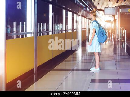 Belle jeune femme voyageant dans le métro Banque D'Images