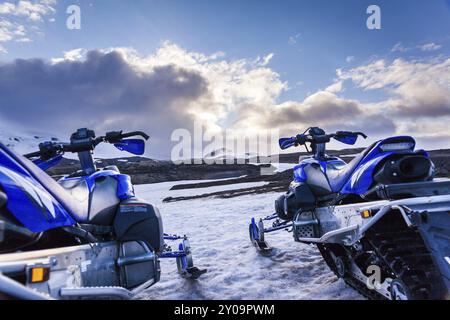 ISLANDE, 04 JUILLET : motoneiges garées dans une rangée dans une épaisse neige hivernale en Islande dans un paysage hivernal glacial désolant le 04 juillet 2013 en islandais Banque D'Images