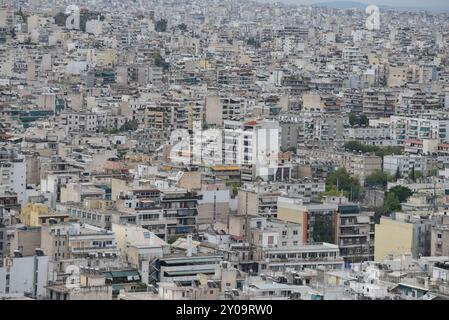 La crise du logement s'aggrave dans les immeubles résidentiels à Athènes. La Grèce n’est guère touchée par une aggravation de la crise du logement. La flambée des coûts de construction et le programme Golden Visa ont fait grimper les prix des logements, tandis que le crédit-bail à court terme a réduit le nombre de logements disponibles pour la location à long terme et les loyers ont été glacés. Le premier ministre grec Kyriakos Mitsotakis devrait annoncer des mesures pour atténuer la crise. Athènes Grèce Copyright : xNicolasxKoutsokostasxNicolasxKoutsokostasx DSC 202409010159 Banque D'Images