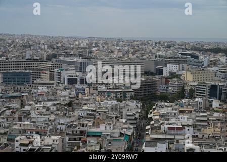 La crise du logement s'aggrave dans les immeubles résidentiels à Athènes. La Grèce n’est guère touchée par une aggravation de la crise du logement. La flambée des coûts de construction et le programme Golden Visa ont fait grimper les prix des logements, tandis que le crédit-bail à court terme a réduit le nombre de logements disponibles pour la location à long terme et les loyers ont été glacés. Le premier ministre grec Kyriakos Mitsotakis devrait annoncer des mesures pour atténuer la crise. Athènes Grèce Copyright : xNicolasxKoutsokostasxNicolasxKoutsokostasx DSC 202409010039 Banque D'Images