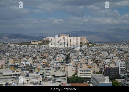 La crise du logement s'aggrave dans les propriétés résidentielles d'Athènes avec l'Acropole en arrière-plan à Athènes. La Grèce n’est guère touchée par une aggravation de la crise du logement. La flambée des coûts de construction et le programme Golden Visa ont fait grimper les prix des logements, tandis que le crédit-bail à court terme a réduit le nombre de logements disponibles pour la location à long terme et les loyers ont été glacés. Le premier ministre grec Kyriakos Mitsotakis devrait annoncer des mesures pour atténuer la crise. Athènes Grèce Copyright : xNicolasxKoutsokostasxNicolasxKoutsokostasx DSC 202409010080 Banque D'Images