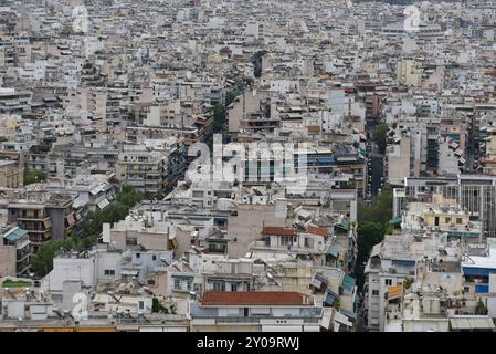 La crise du logement s'aggrave dans les immeubles résidentiels à Athènes. La Grèce n’est guère touchée par une aggravation de la crise du logement. La flambée des coûts de construction et le programme Golden Visa ont fait grimper les prix des logements, tandis que le crédit-bail à court terme a réduit le nombre de logements disponibles pour la location à long terme et les loyers ont été glacés. Le premier ministre grec Kyriakos Mitsotakis devrait annoncer des mesures pour atténuer la crise. Athènes Grèce Copyright : xNicolasxKoutsokostasxNicolasxKoutsokostasx DSC 202409010138 Banque D'Images