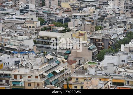 La crise du logement s'aggrave dans les immeubles résidentiels à Athènes. La Grèce n’est guère touchée par une aggravation de la crise du logement. La flambée des coûts de construction et le programme Golden Visa ont fait grimper les prix des logements, tandis que le crédit-bail à court terme a réduit le nombre de logements disponibles pour la location à long terme et les loyers ont été glacés. Le premier ministre grec Kyriakos Mitsotakis devrait annoncer des mesures pour atténuer la crise. Athènes Grèce Copyright : xNicolasxKoutsokostasxNicolasxKoutsokostasx DSC 202409010139 Banque D'Images