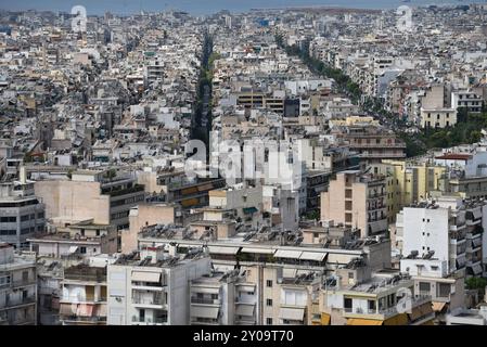 La crise du logement s'aggrave dans les immeubles résidentiels à Athènes. La Grèce n’est guère touchée par une aggravation de la crise du logement. La flambée des coûts de construction et le programme Golden Visa ont fait grimper les prix des logements, tandis que le crédit-bail à court terme a réduit le nombre de logements disponibles pour la location à long terme et les loyers ont été glacés. Le premier ministre grec Kyriakos Mitsotakis devrait annoncer des mesures pour atténuer la crise. Athènes Grèce Copyright : xNicolasxKoutsokostasxNicolasxKoutsokostasx DSC 202409010281 Banque D'Images