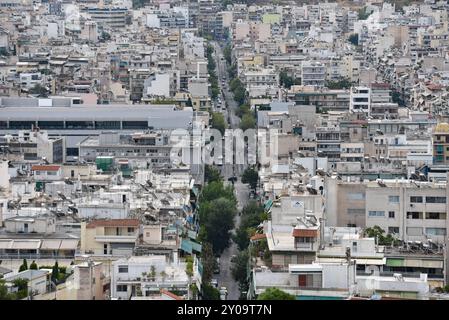 La crise du logement s'aggrave dans les immeubles résidentiels à Athènes. La Grèce n’est guère touchée par une aggravation de la crise du logement. La flambée des coûts de construction et le programme Golden Visa ont fait grimper les prix des logements, tandis que le crédit-bail à court terme a réduit le nombre de logements disponibles pour la location à long terme et les loyers ont été glacés. Le premier ministre grec Kyriakos Mitsotakis devrait annoncer des mesures pour atténuer la crise. Athènes Grèce Copyright : xNicolasxKoutsokostasxNicolasxKoutsokostasx DSC 202409010205 Banque D'Images