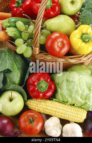 La composition avec des légumes crus et panier en osier Banque D'Images