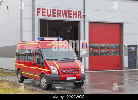 Véhicule des pompiers devant la caserne de pompiers en Bavière Banque D'Images