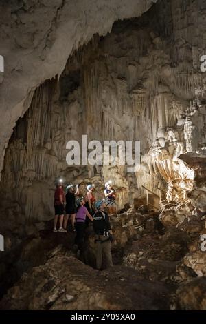 Visiteurs dans une grotte de stalactites, touristes regardant des stalactites dans la grotte de Terciopelo, parc national Barra Honda, Costa Rica, Amérique centrale Banque D'Images